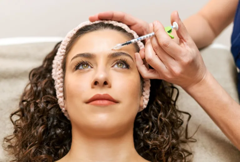 Jak przywrócić skórze młodzieńczy wygląd, ale nie przesadzić? Tajniki zabiegu z użyciem toksyny botulinowej