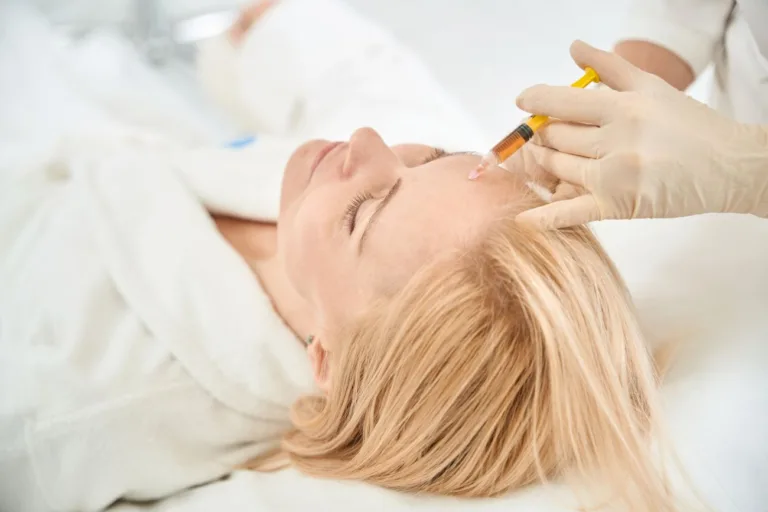 Jak działa toksyna botulinowa? Efekty botoksu na twarz